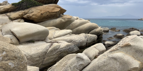 plaża z kamieniami w Grecji, inspiracja na sesję zdjęciową, piękna plaża